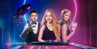 Dealer chuyên nghiệp trong phòng live casino trực tuyến